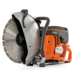 La Husqvarna K 770 14" se distingue comme une découpeuse thermique professionnelle très polyvalente, parfaite pour les chantiers, travaux publics, aménagements urbains et interventions techniques. Ses performances (puissance, profondeur de coupe), son ergonomie (poids, vibration, démarrage), et ses systèmes intelligents (SmartTension™, filtration, maintenance) sont optimisés pour offrir à la fois productivité et confort.