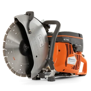La Husqvarna K 770 14" se distingue comme une découpeuse thermique professionnelle très polyvalente, parfaite pour les chantiers, travaux publics, aménagements urbains et interventions techniques. Ses performances (puissance, profondeur de coupe), son ergonomie (poids, vibration, démarrage), et ses systèmes intelligents (SmartTension™, filtration, maintenance) sont optimisés pour offrir à la fois productivité et confort.