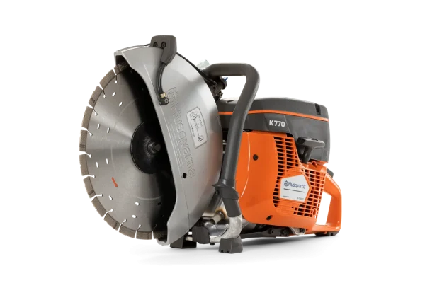 La Husqvarna K 770 14" se distingue comme une découpeuse thermique professionnelle très polyvalente, parfaite pour les chantiers, travaux publics, aménagements urbains et interventions techniques. Ses performances (puissance, profondeur de coupe), son ergonomie (poids, vibration, démarrage), et ses systèmes intelligents (SmartTension™, filtration, maintenance) sont optimisés pour offrir à la fois productivité et confort.