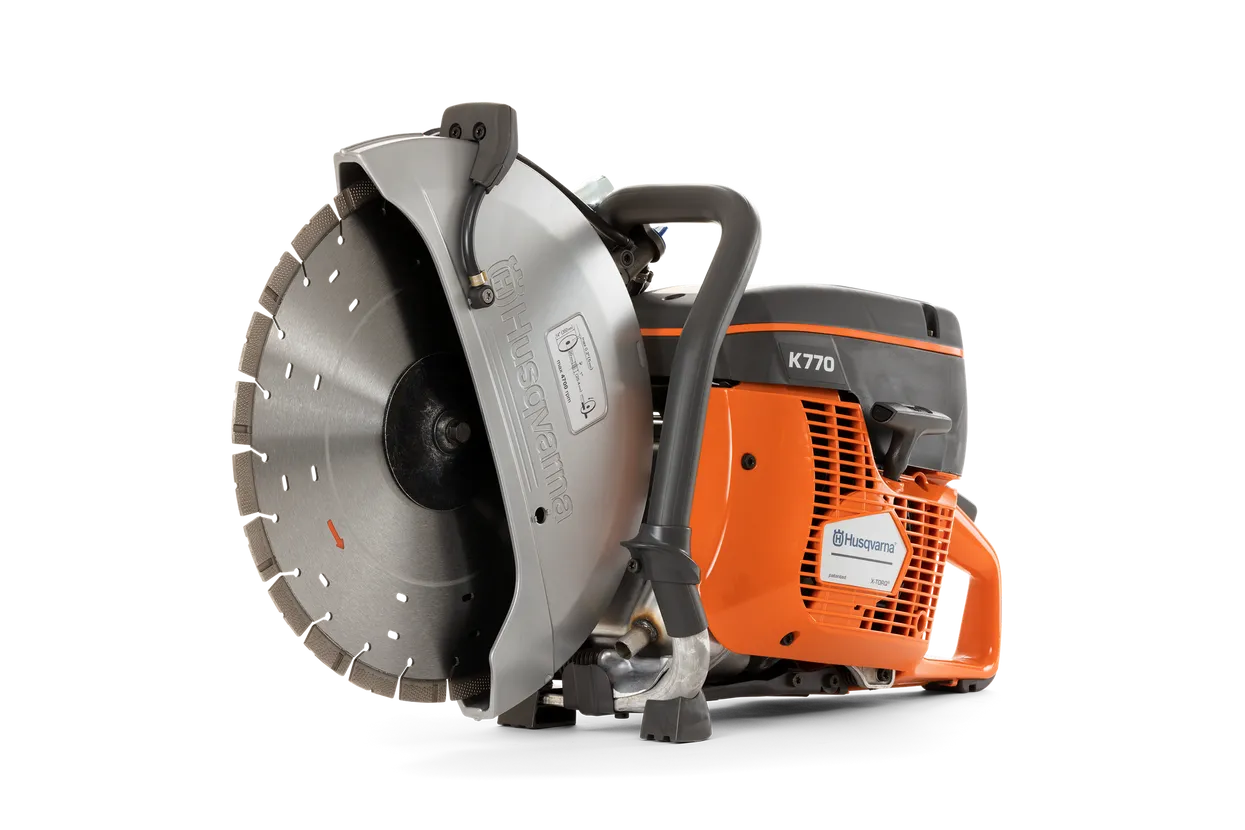 La Husqvarna K 770 14" se distingue comme une découpeuse thermique professionnelle très polyvalente, parfaite pour les chantiers, travaux publics, aménagements urbains et interventions techniques. Ses performances (puissance, profondeur de coupe), son ergonomie (poids, vibration, démarrage), et ses systèmes intelligents (SmartTension™, filtration, maintenance) sont optimisés pour offrir à la fois productivité et confort.